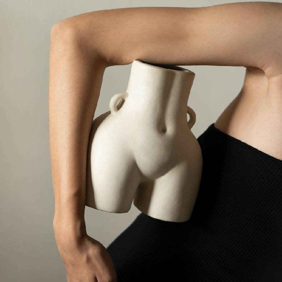 Maker: Osmos Studio
‘HER’ is a manifestation and celebration of the human body, grace, and confidence. It flaunts feminine delicacy and boldness; and is our local artisans’ hard work come to fine fruition.
Handcrafted by our artisans with fine quality ceramics in two gorgeous shades, HER vase is the epitome of modern minimalism and artistic expressions.
Style them with both dry and fresh florals to elevate the aesthetic vibe of your decor.
Weight: 4.4 lbs, 8” x 6.5” with 3" Opening
