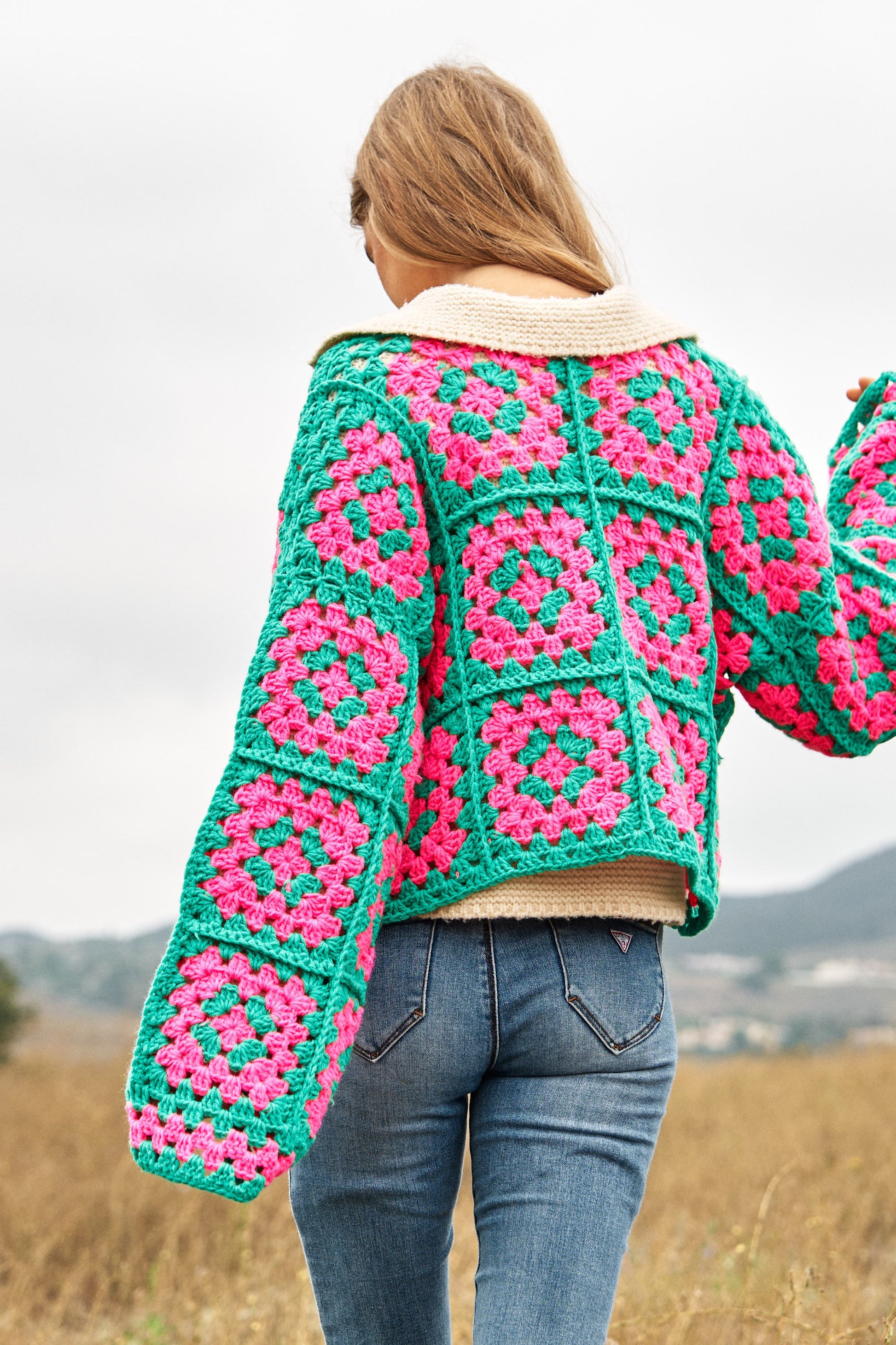 Introducing our Two-Tone Floral Square Crochet Open Knit Cardigan-a bohemian-inspired masterpiece that seamlessly blends style and craftsmanship. This cardigan showcases a captivating two-tone color palette and features a square crochet open knit design adorned with intricate floral patterns.