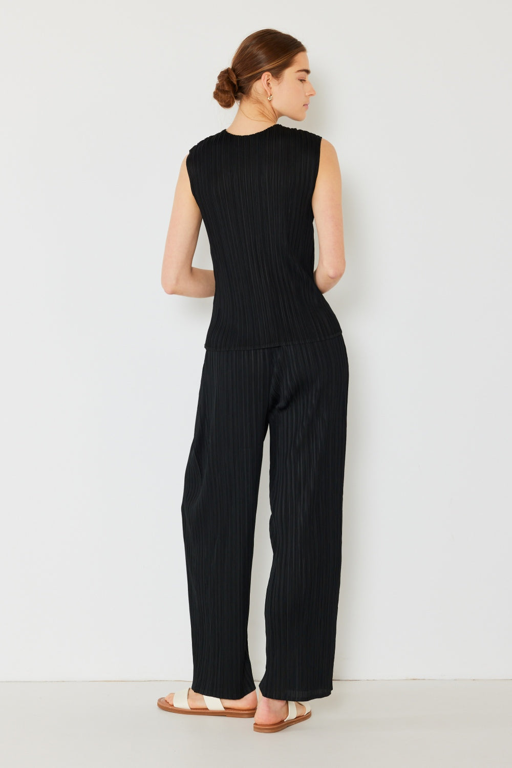 Add sophistication to your wardrobe with our pleated elastic waist straight pants! They feature a flattering straight-leg design, comfortable elastic waist, and versatile style for any occasion.