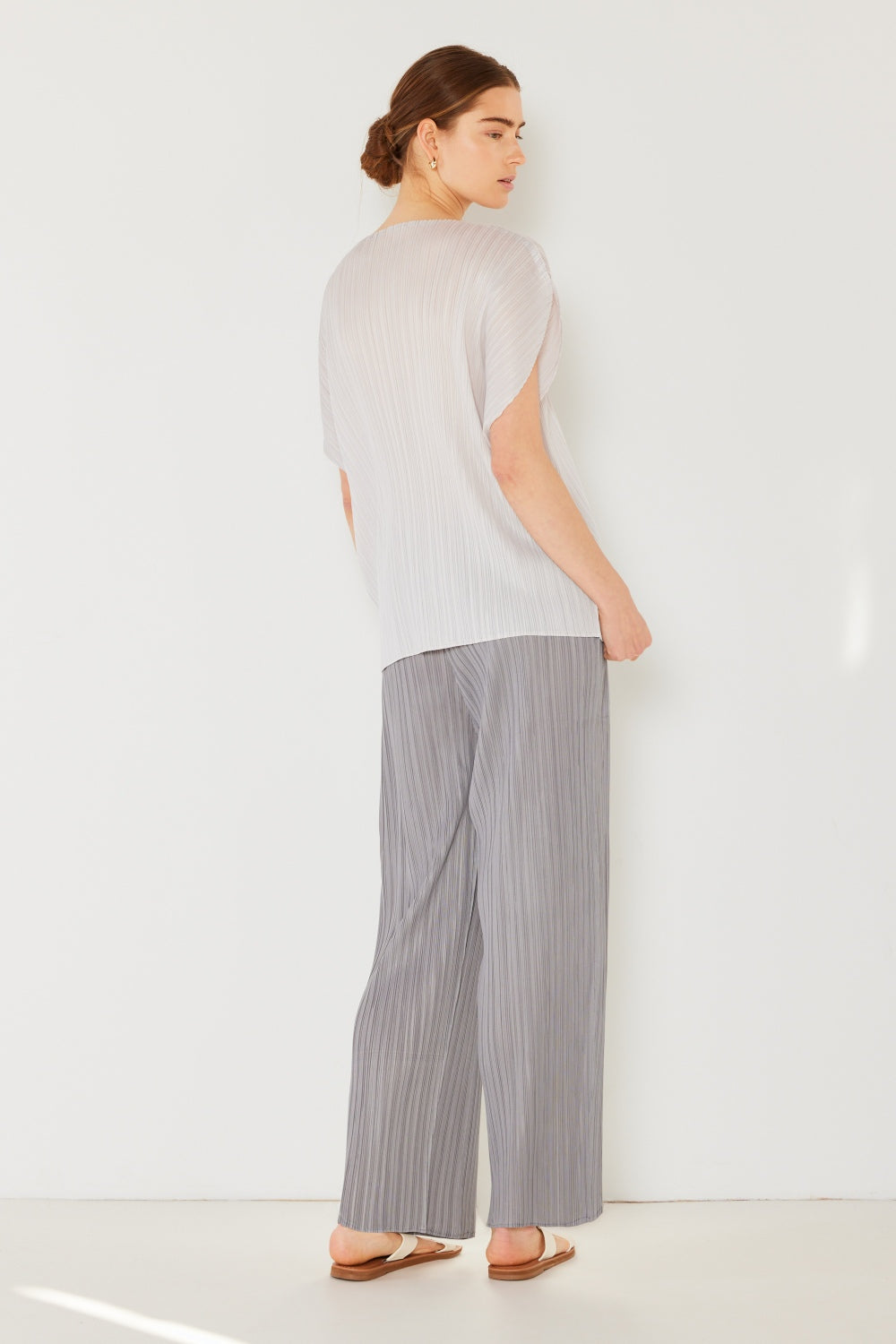 Add sophistication to your wardrobe with our pleated elastic waist straight pants! They feature a flattering straight-leg design, comfortable elastic waist, and versatile style for any occasion.